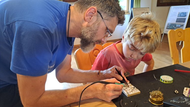 Ferienprogramm - Elektrobasteln