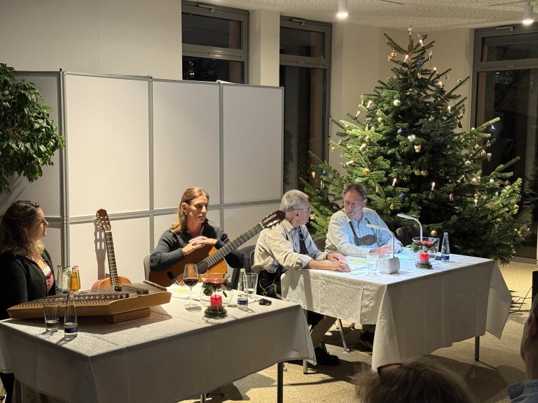 Lesung im Advent brachte Weihnachtsstimmung ins Rathaus